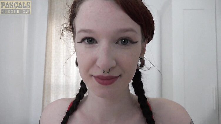 Жестко ебет все щели татуированной телке в латексе