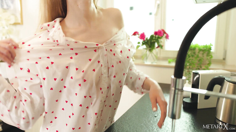 Иви Ланни мастурбирует бритую киску и кончает соло