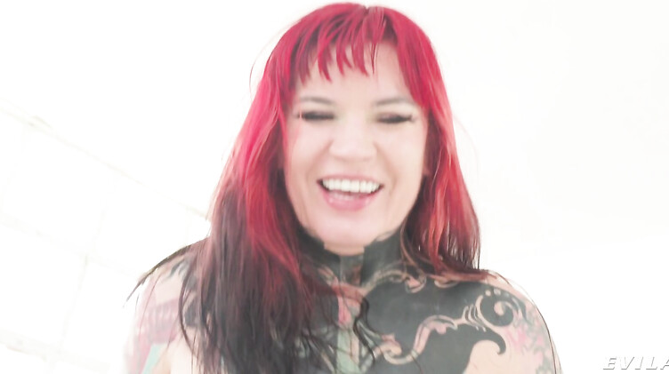 Негр ебет татуированную блядину Sabien Demonia в жопу