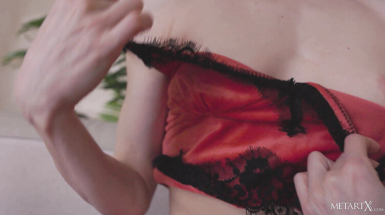 Элис Мидо доводит себя пальчиками до оргазма