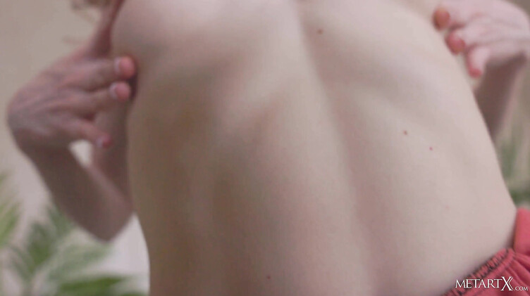 Элис Мидо доводит себя пальчиками до оргазма