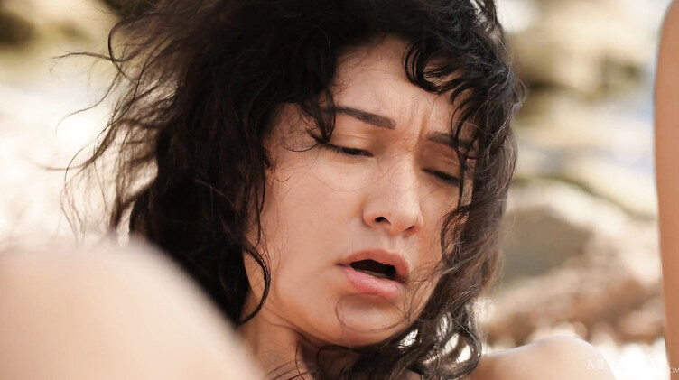 Met Art: Виолет Амрита мастурбирует на пляже и кончает