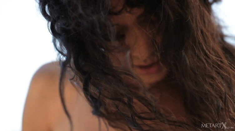 Виолет Амрита мастурбирует на пляже и кончает