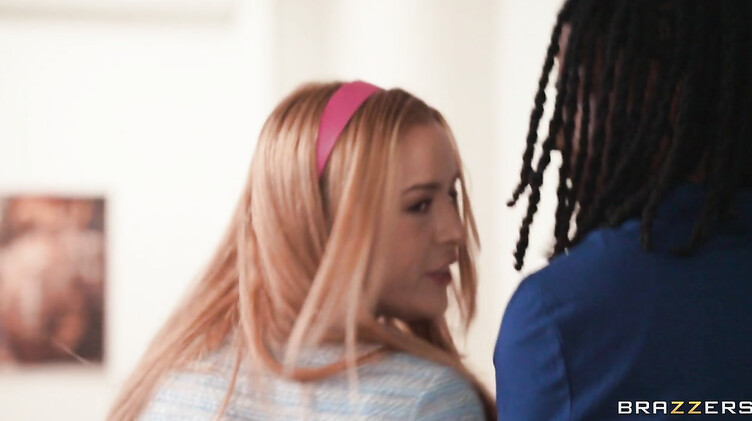 Студентка из общажного братства соблазняет на секс чужих парней