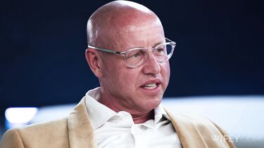 Зрелки минет: Муж привез 50-летнюю сексвайф на разъеб нигерскими членами