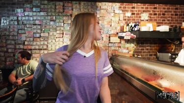 Парочка трахается публично в суши баре