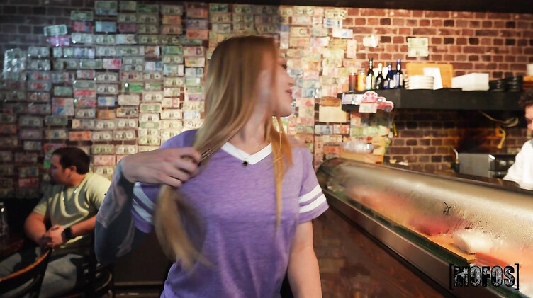 Lets Post It: Парочка трахается публично в суши баре