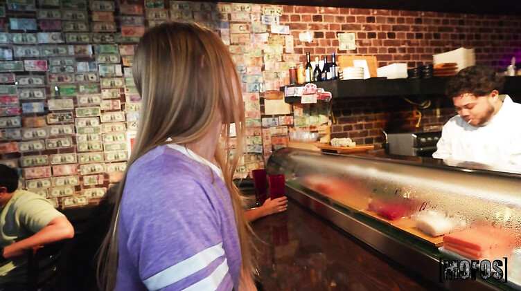 Mofos: Парочка трахается публично в суши баре