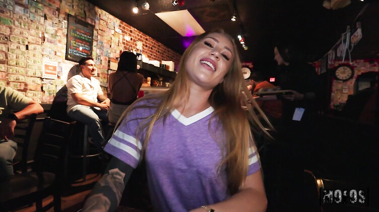 Парочка трахается публично в суши баре