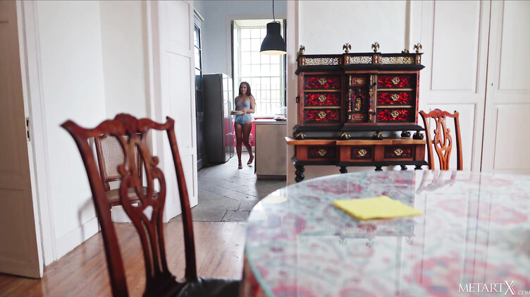 Рыжая домохозяйка Уна мастурбирует на столе и кончает