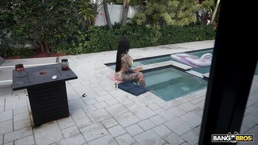 Телка с целлюлитной жопой тверкает и насаживается на хуй