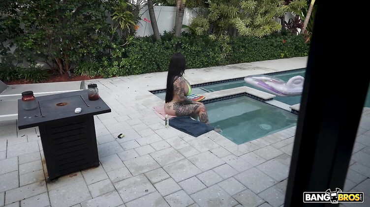 Тверк: Телка с целлюлитной жопой тверкает и насаживается на хуй