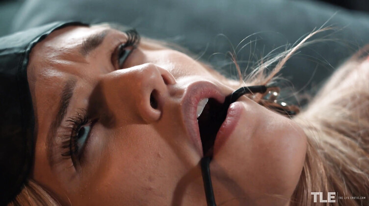 Джейд в латексном белье и стеклянный самотык