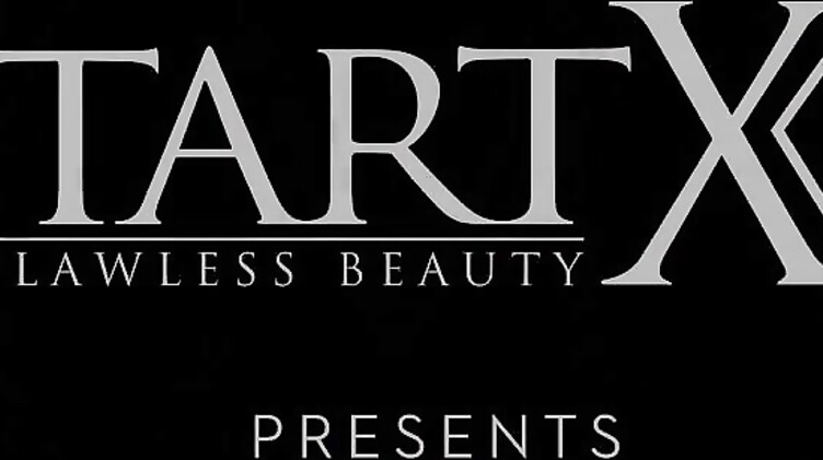 Стройная брюнетка Виктория Мур в эро сессии для Мет Арт