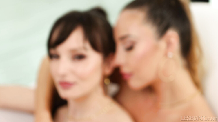 Две милфы лесбиянки лижут друг другу киски и попку