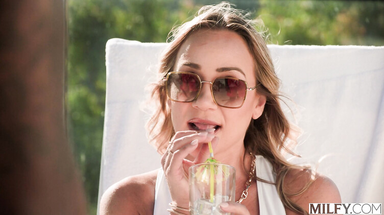 Черный спасатель Малибу ебет милфу из жопы в киску