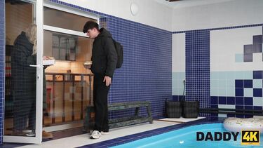 Бородач отец лижет киску под водой и ебет в бассейне жену сына