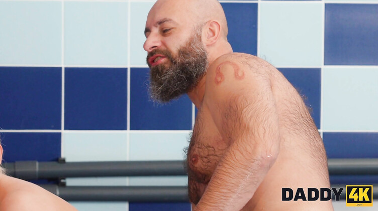 Бородач отец лижет киску под водой и ебет в бассейне жену сына