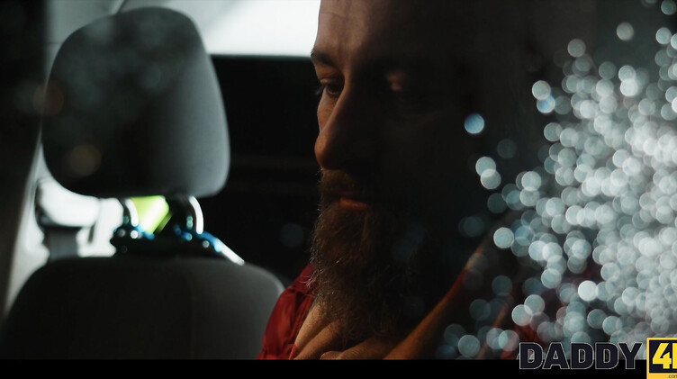 В бассейне: Бородач отец лижет киску под водой и ебет в бассейне жену сына