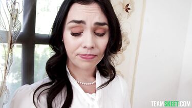 Отец мужа лишает невестку анальной девственности