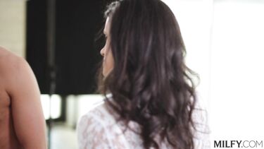 Фотомодель ебется в ЖМЖ с милфой фотографом и ассистентом