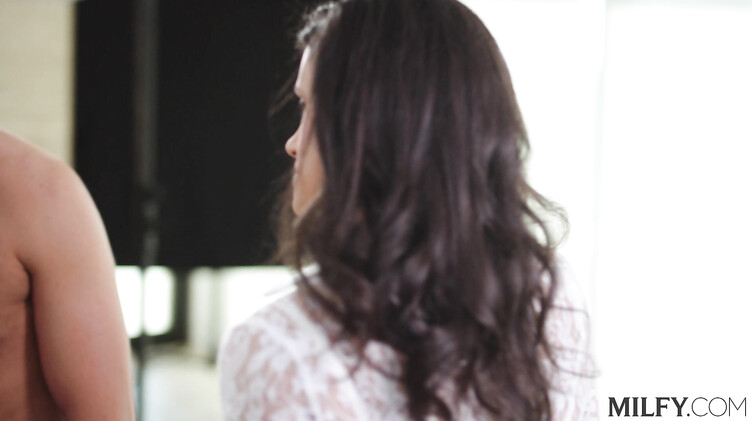 Фотомодель ебется в ЖМЖ с милфой фотографом и ассистентом