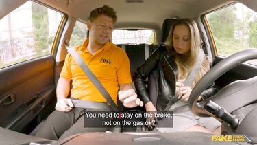 Инструктор по вождению жестко ебет ученицу в машине