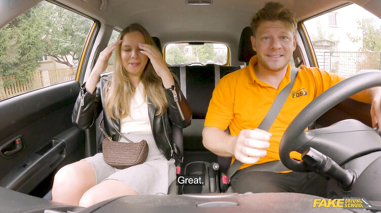 В машине: Инструктор по вождению жестко ебет ученицу в машине