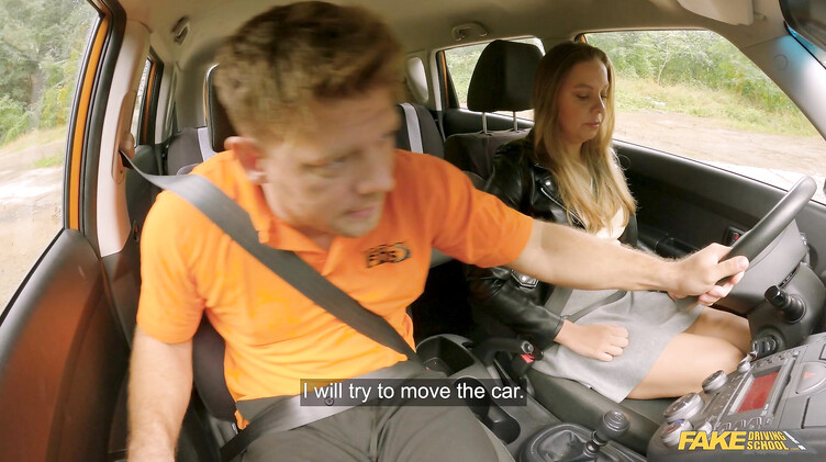 Инструктор по вождению жестко ебет ученицу в машине