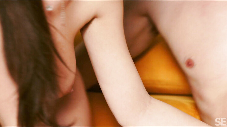 Анна Белла в эротическом фильме "Прикоснись еще"