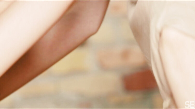 Анна Белла в эротическом фильме "Прикоснись еще"