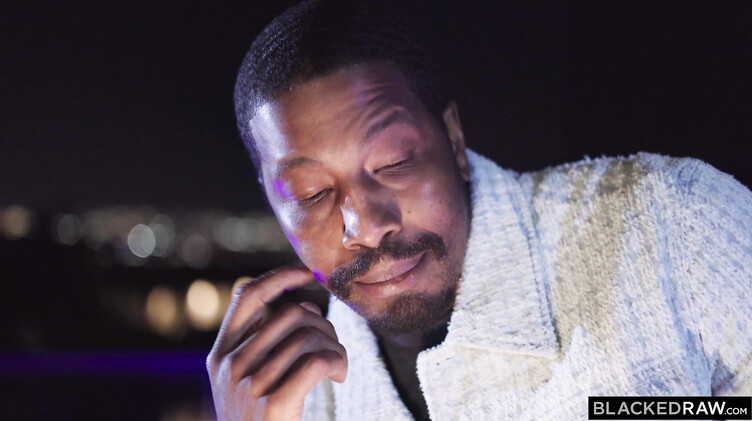 Межрассовое порно: Джипси Роус и Энджел Янг ебутся с негром в тройничке