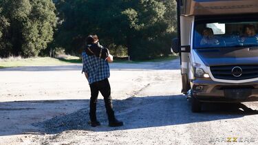 Грубый трах с незнакомцем в доме на колесах