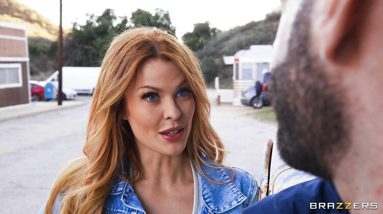 Грубый трах с незнакомцем в доме на колесах