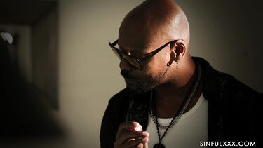 Темнокожий дворецкий трахает блондинку в отеле