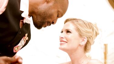 Темнокожий дворецкий трахает блондинку в отеле