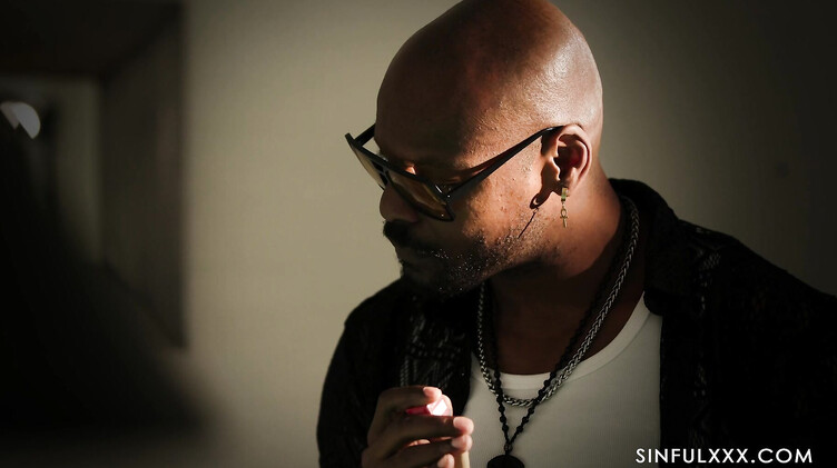 Темнокожий дворецкий трахает блондинку в отеле