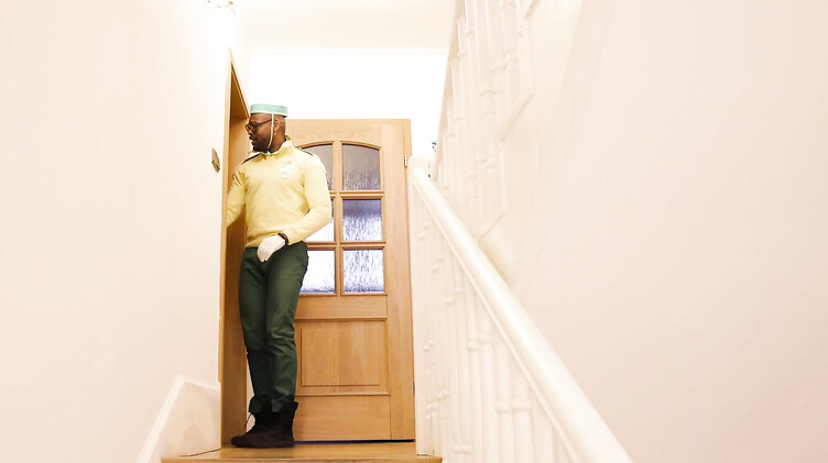 Темнокожий дворецкий трахает блондинку в отеле