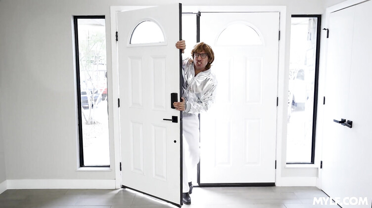 Вчетвером: Остин Пауэрс ебет трех фемботок и сливает им на лица