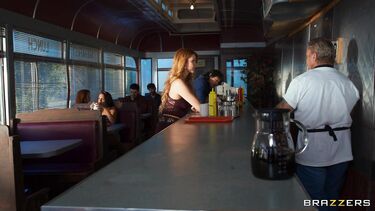 Официантка застукала посетителей за трахом и присоединилась