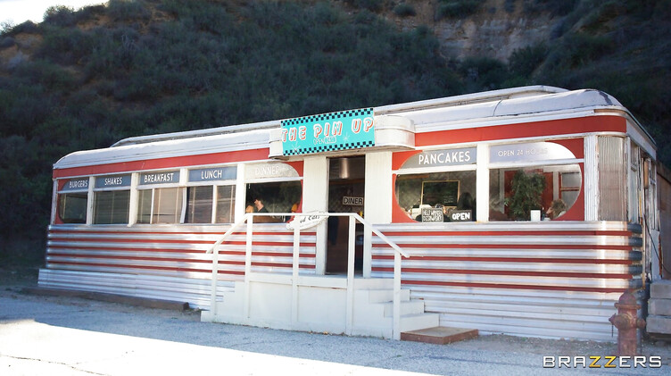 Официантка застукала посетителей за трахом и присоединилась