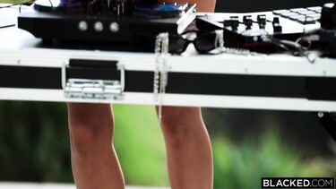 BLACKED: Девушка диджей прыгает на гигантском черном хуе фаната