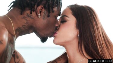 Девушка диджей прыгает на гигантском черном хуе фаната