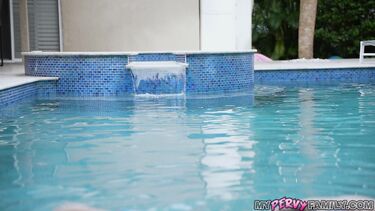 Пышечка развела отчима на глубокий минет и трах в мохнатку