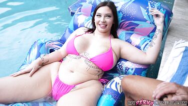 Пышечка развела отчима на глубокий минет и трах в мохнатку