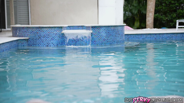 Пышечка развела отчима на глубокий минет и трах в мохнатку