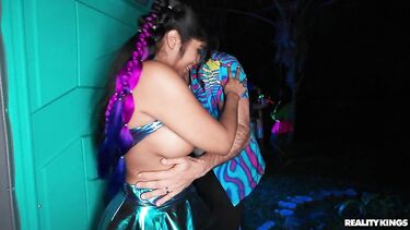 Трахает Диабеллу Эклер при людях на опен эйр вечеринке