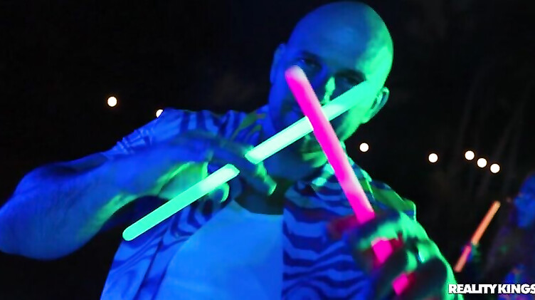 Трахает Диабеллу Эклер при людях на опен эйр вечеринке