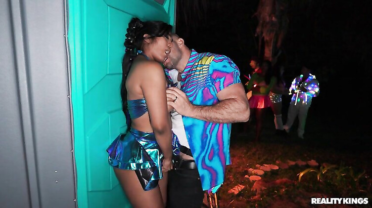 JMac: Трахает Диабеллу Эклер при людях на опен эйр вечеринке