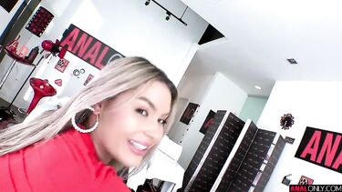 Собирает в стакан вытекающую из очка кончу